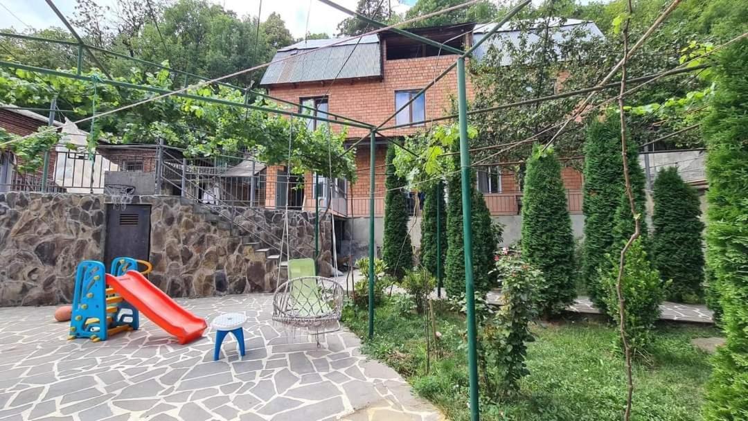 Guest House Casa Borjomi ภายนอก รูปภาพ
